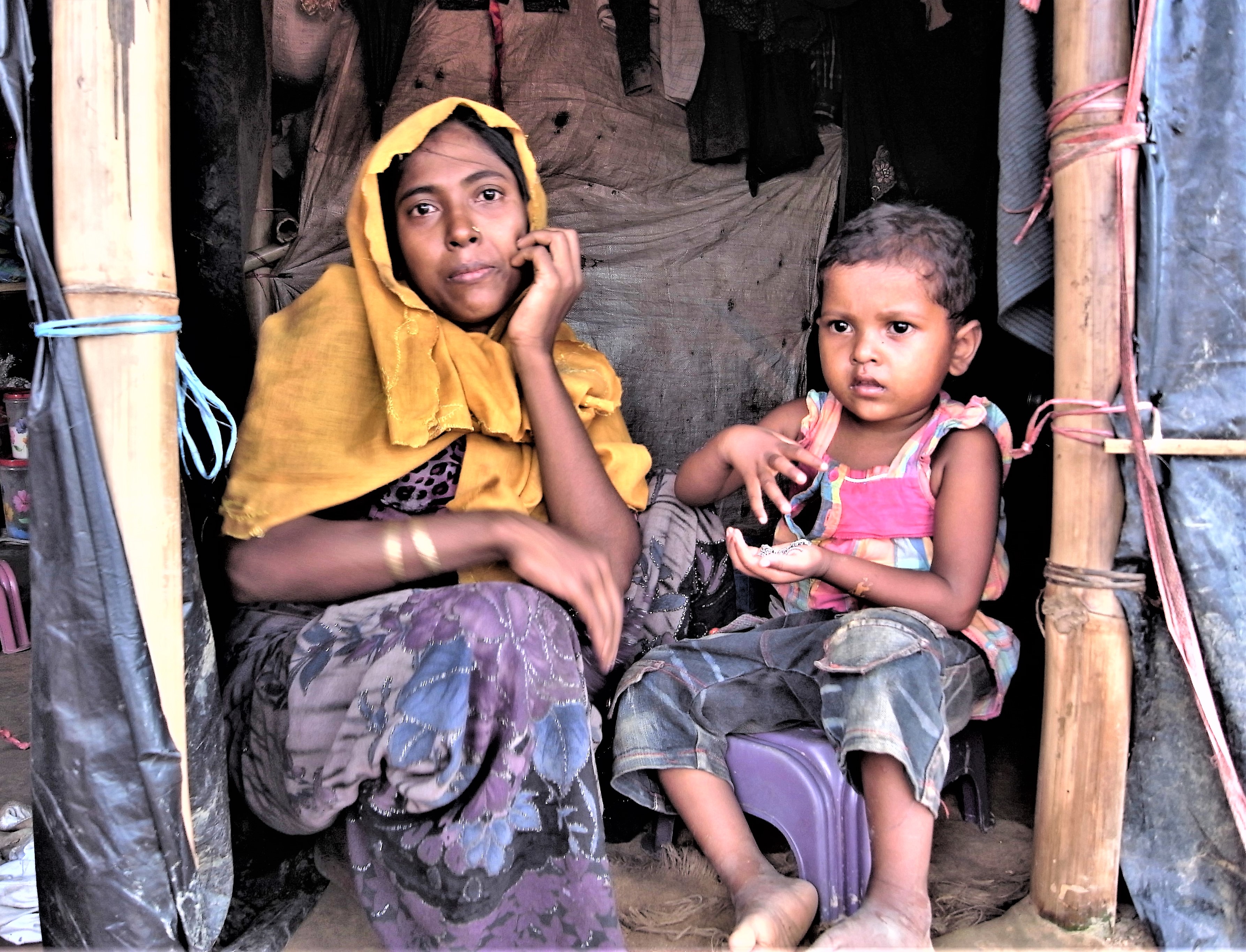 難民キャンプで暮らすロヒンギャ難民の母子＝バングラデシュで2017年撮影